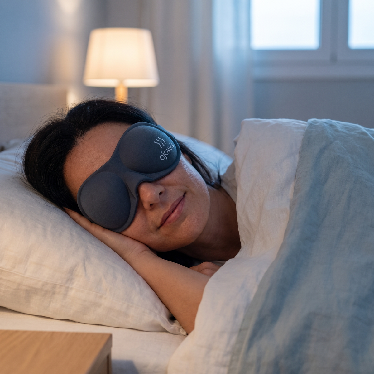 Mujer durmiendo con el antifaz Ojovela